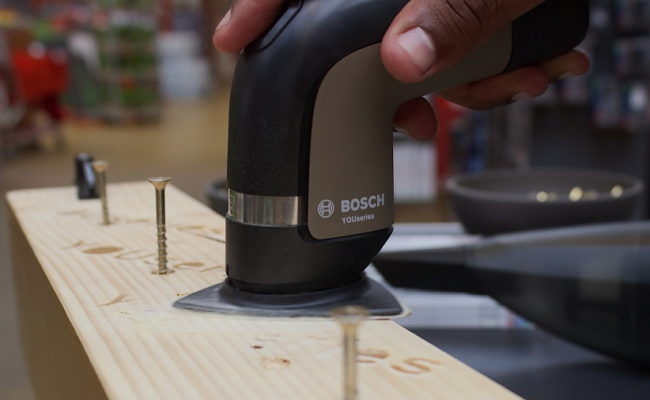 Ein Produkt von Bosch schnörkelt Holz auf einem Tisch