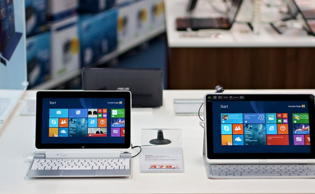Zwei Surface Produkte stehen auf einem Tisch in einem Laden